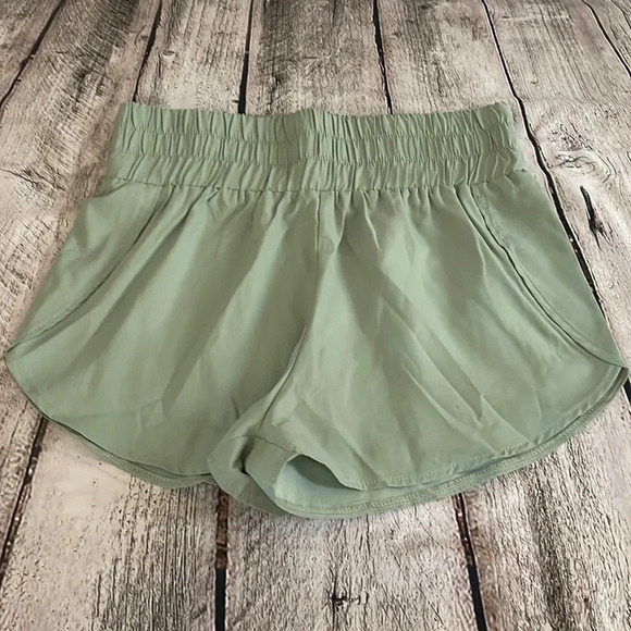 NWOT! Women’s high waist casual shorts Large - Picture 2 of 3